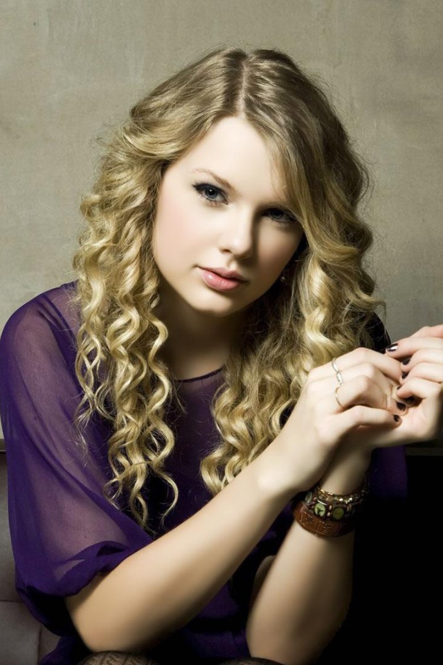 Taylor Swift в фиолетовой рубашке