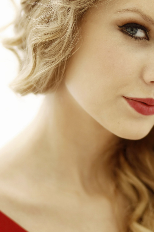 Taylor Swift в красном платье