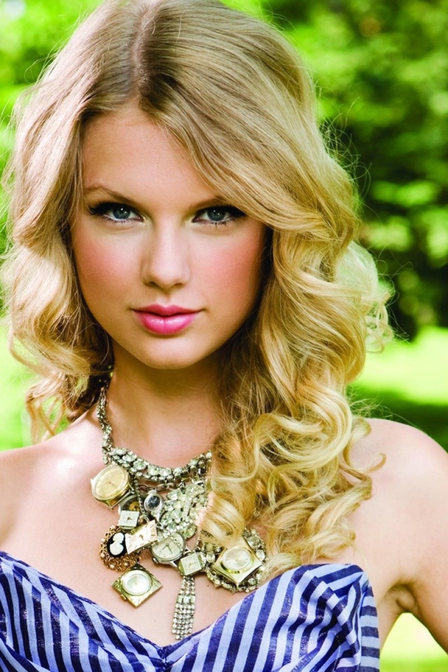 Taylor Swift в парке летом