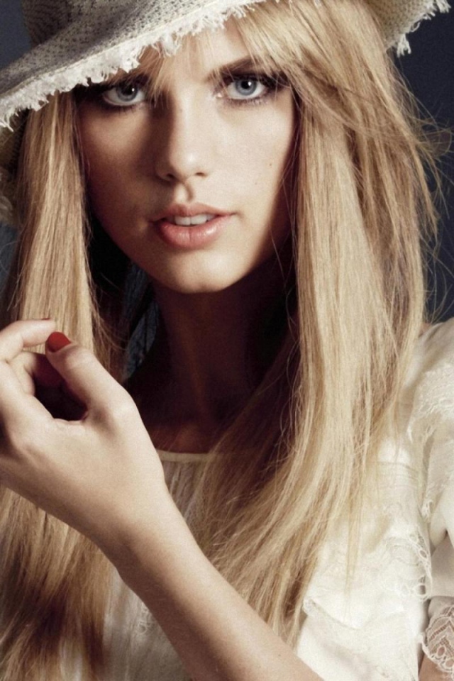 Taylor Swift в белой шляпе