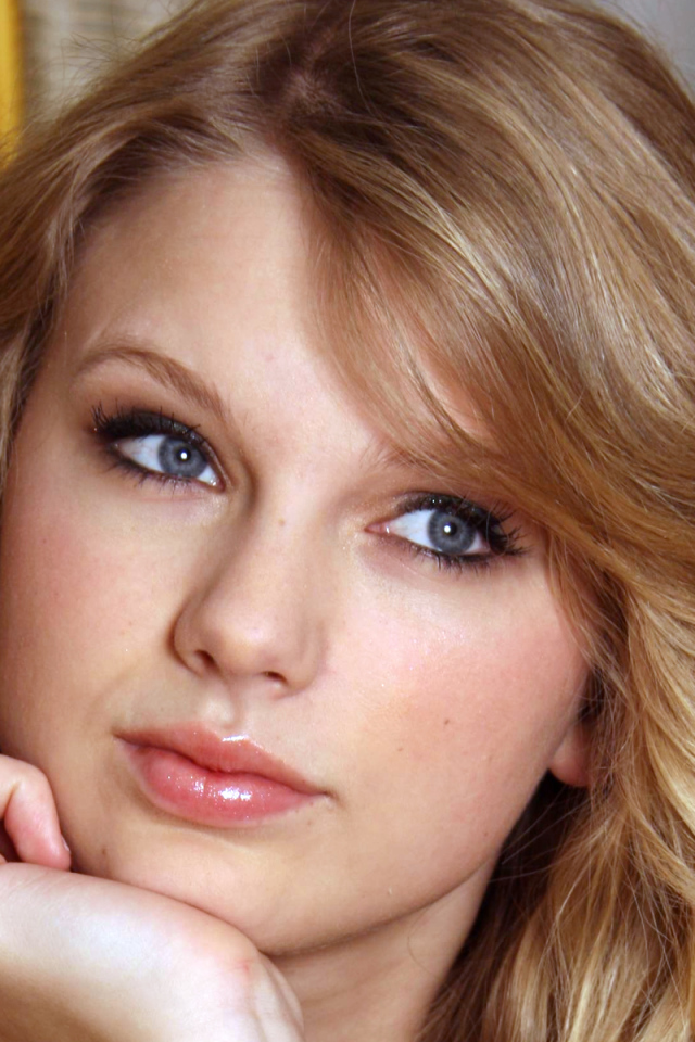 Taylor Swift думает