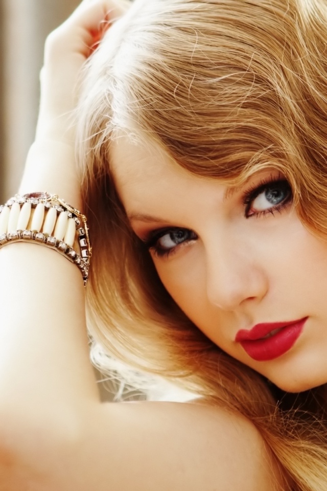 Taylor Swift red lips