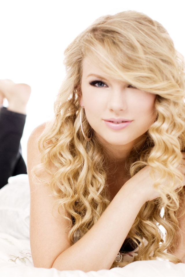 Taylor Swift улыбается