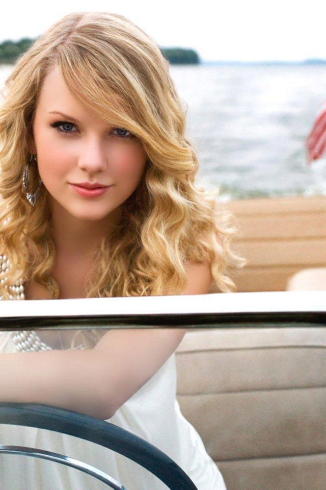 Taylor Swift плавает на теплоходе