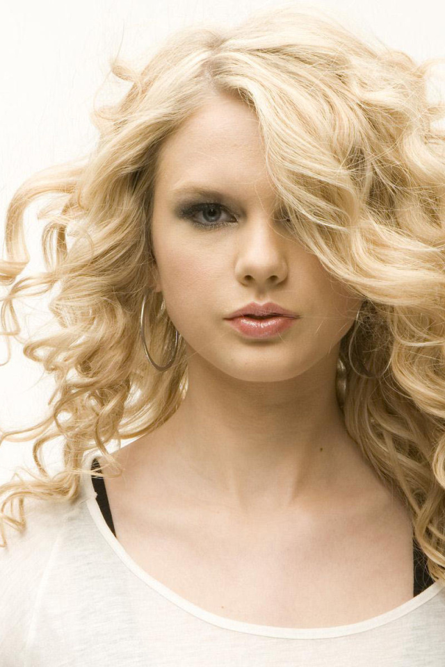 Taylor Swift под действием ветра