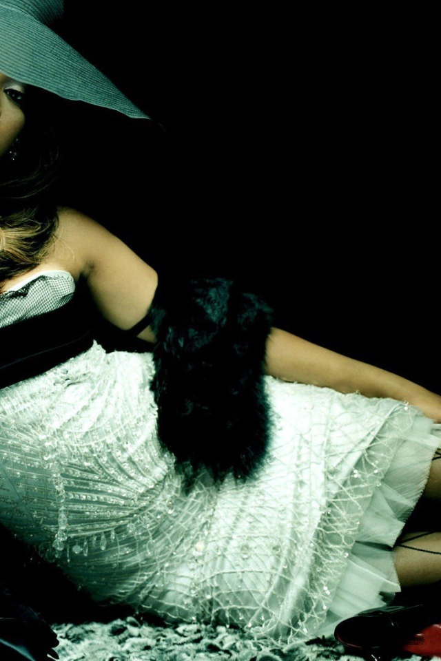 Певица Рианна в шляпе