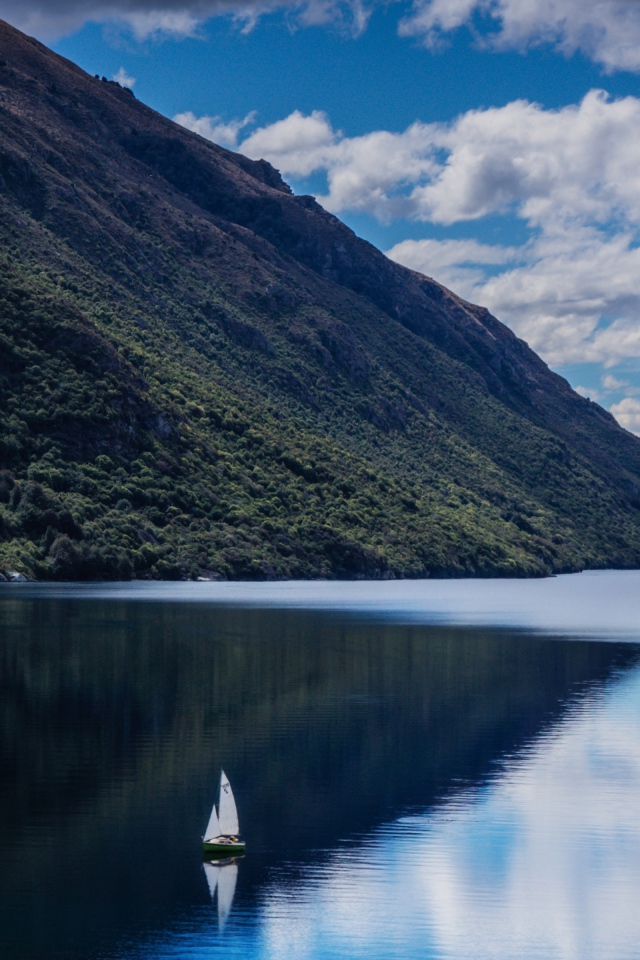 Склон горы у озера