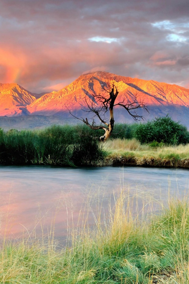 Горы и река на закате