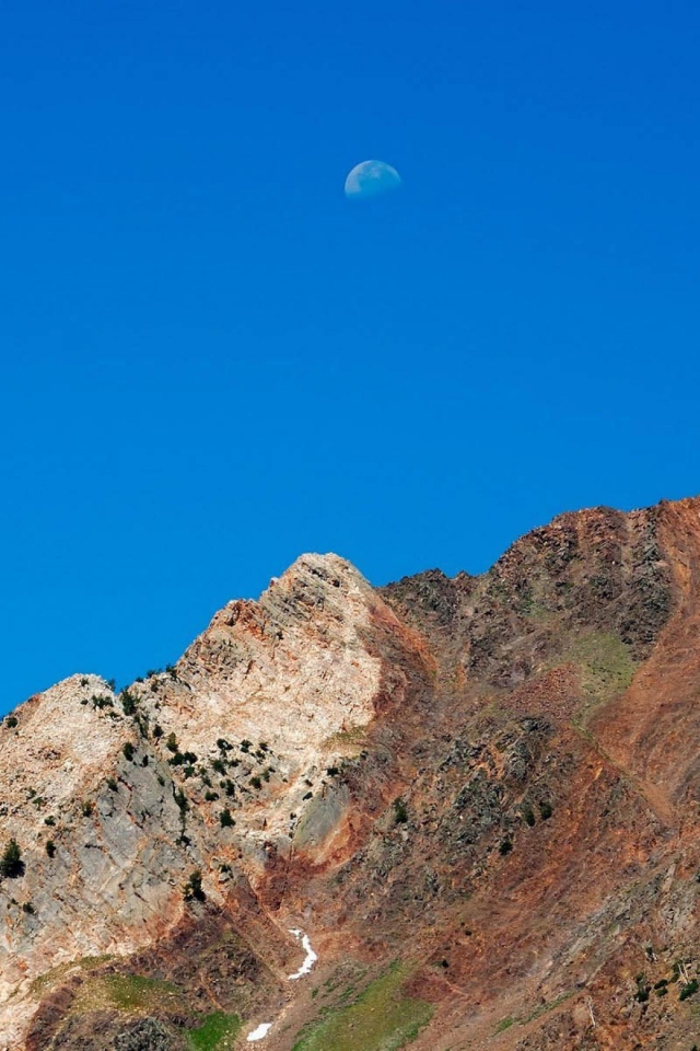 Луна над горами