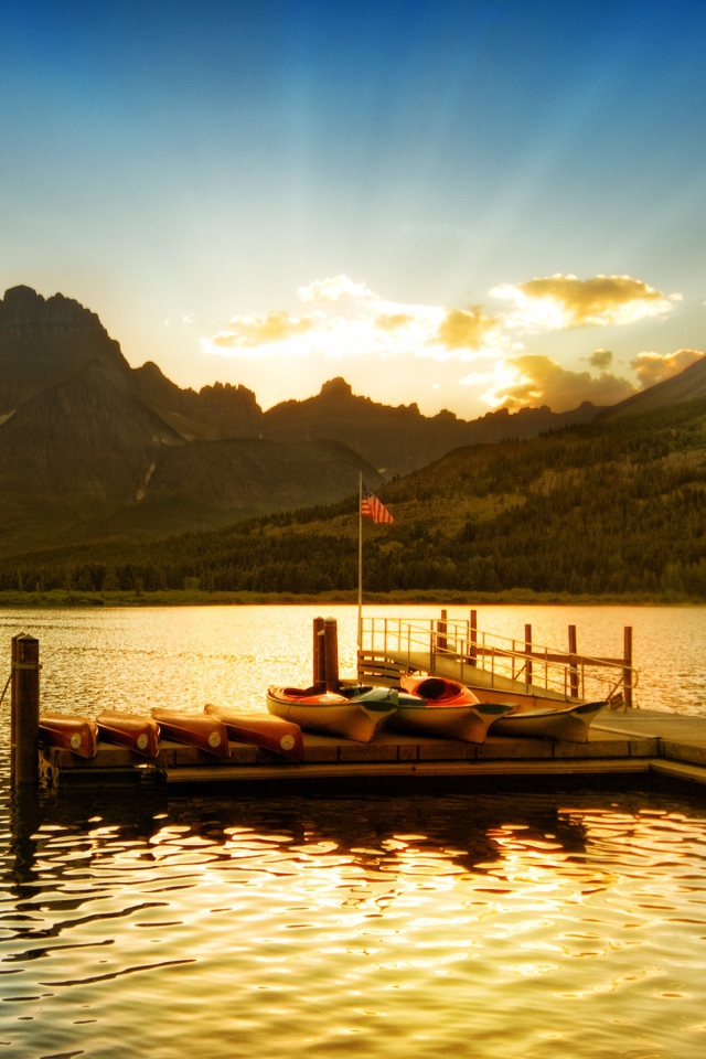 Лодки у озера