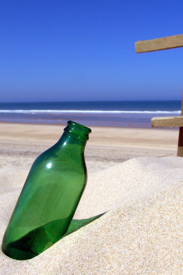 Бутылка в песке