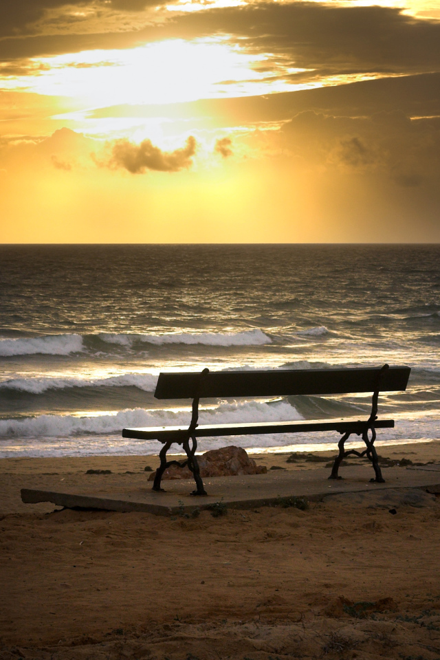 Лавочка на пляже