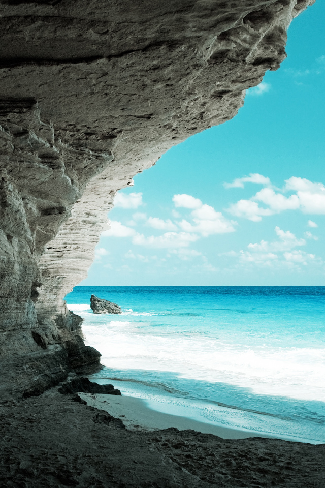 Каменный обрыв на пляже