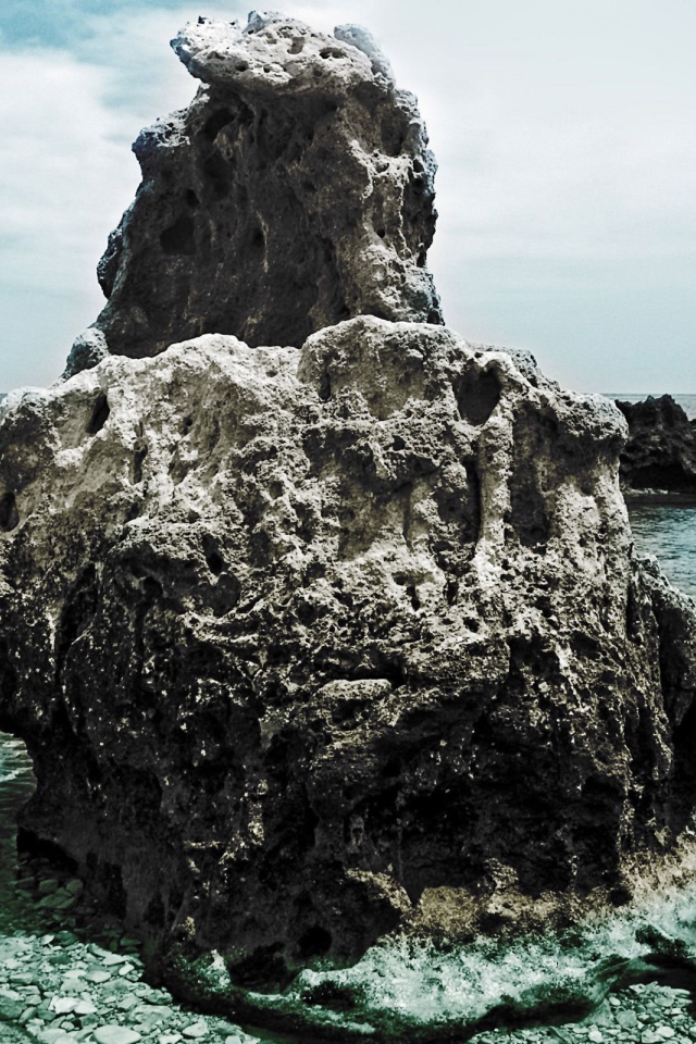 Камень в море