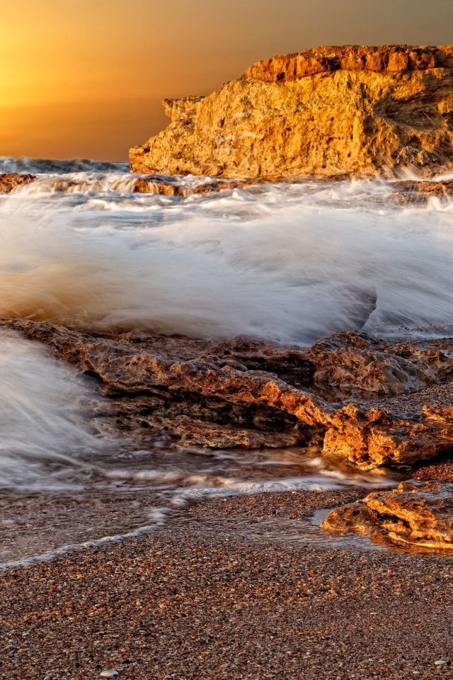 Волны накатывают на пляж