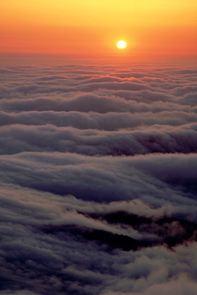 Заход солнца в горах над облаками