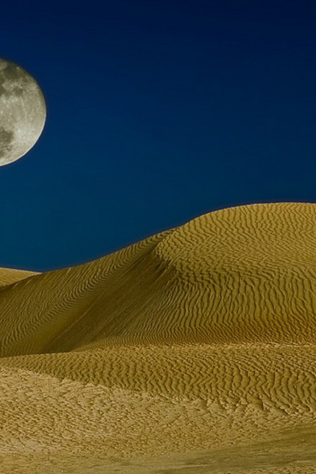 Луна над песчаным барханом
