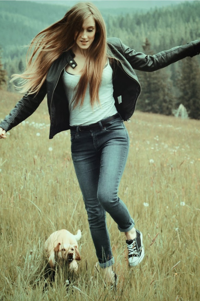 Девушка с собачкой бежит по полю