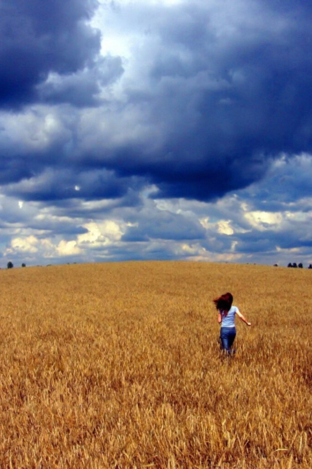 Девушка бежит по полю