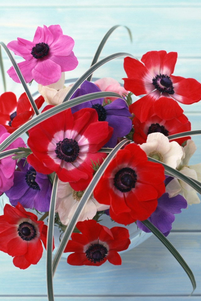 Букет в вазе на полу