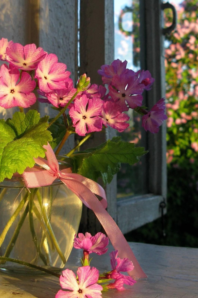 Букет цветов в стеклянной вазе