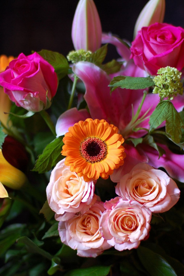 Букет роз с хризантемой