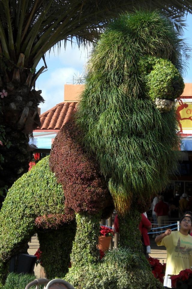 Собака из растений