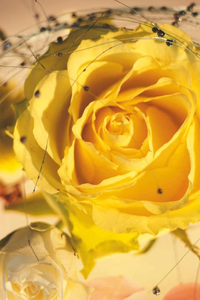 Желтая роза в букете