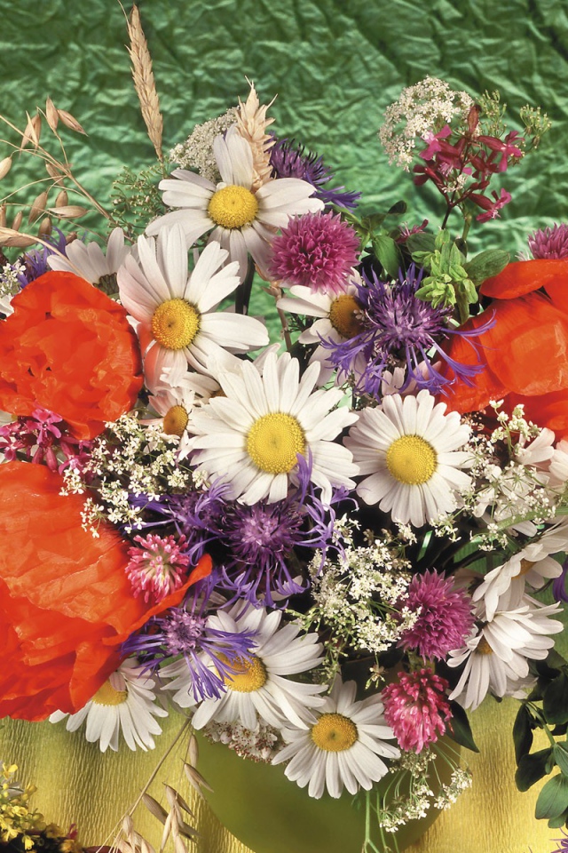 Букет из ромашек и других цветов