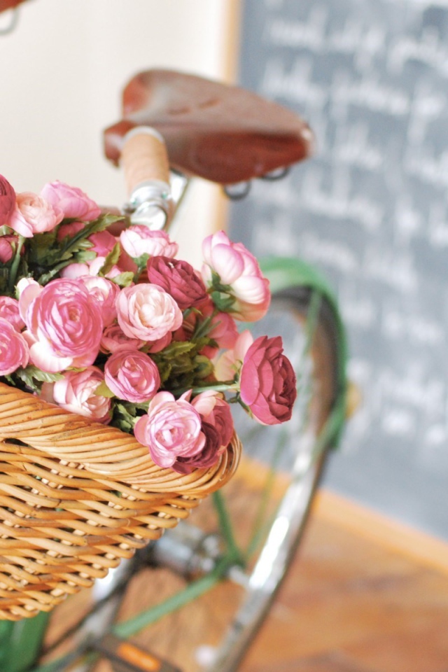 Розы в корзине