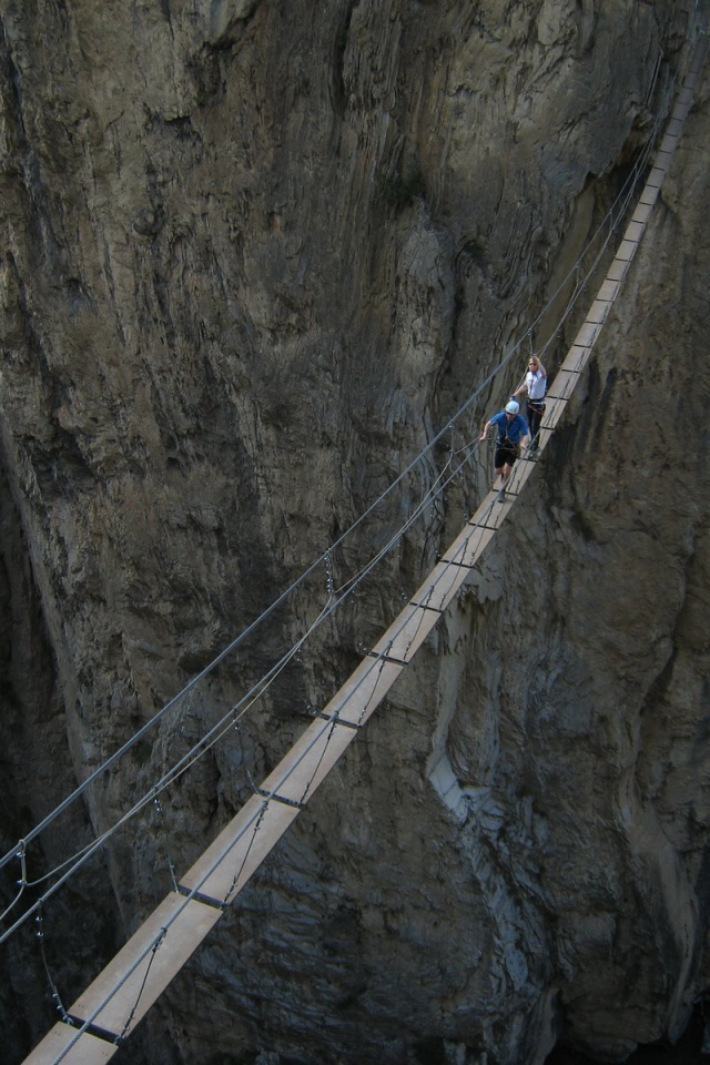 Подвесной мост через пропасть
