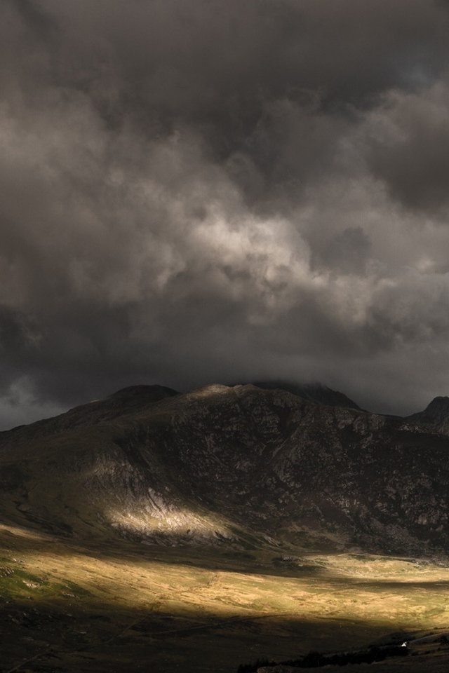 Мрачные тучи над горами