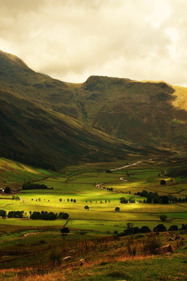 На долину надвигаются тучи