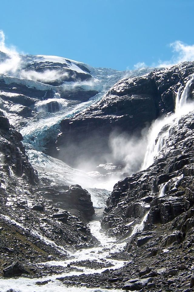 В горах тают ледники