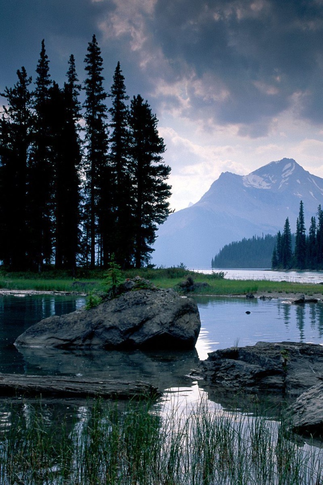 Горный пейзаж с озером