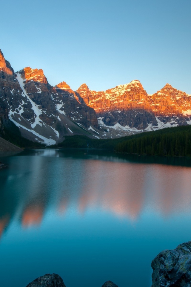 Горное озеро на рассвете