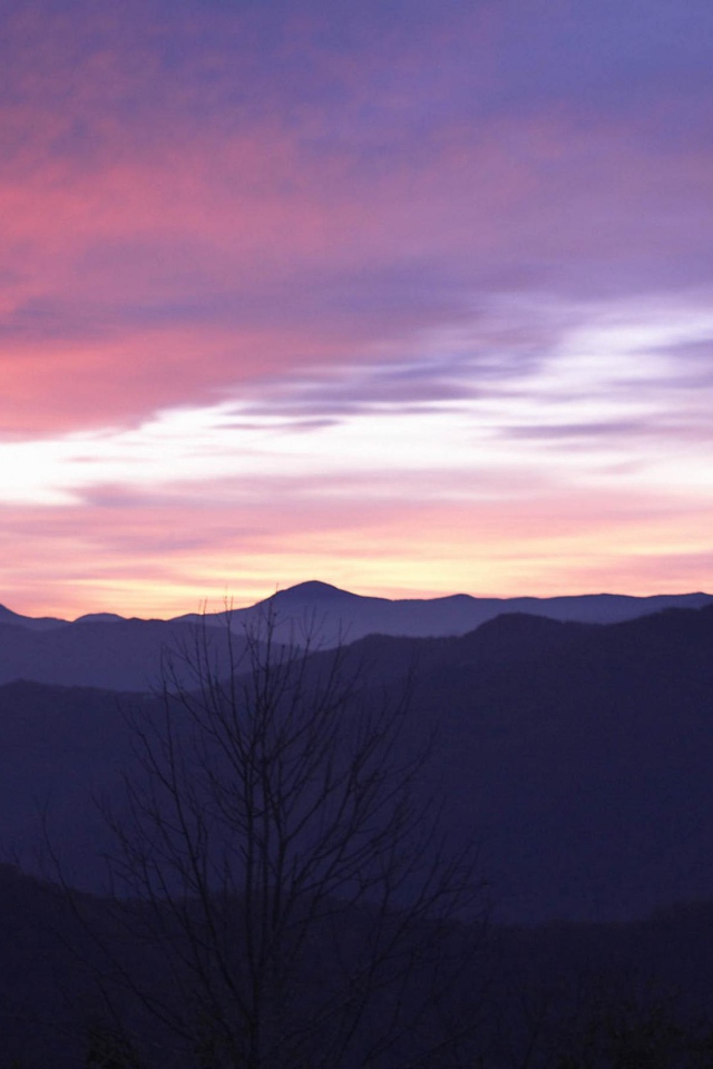 Горы на пурпурном закате