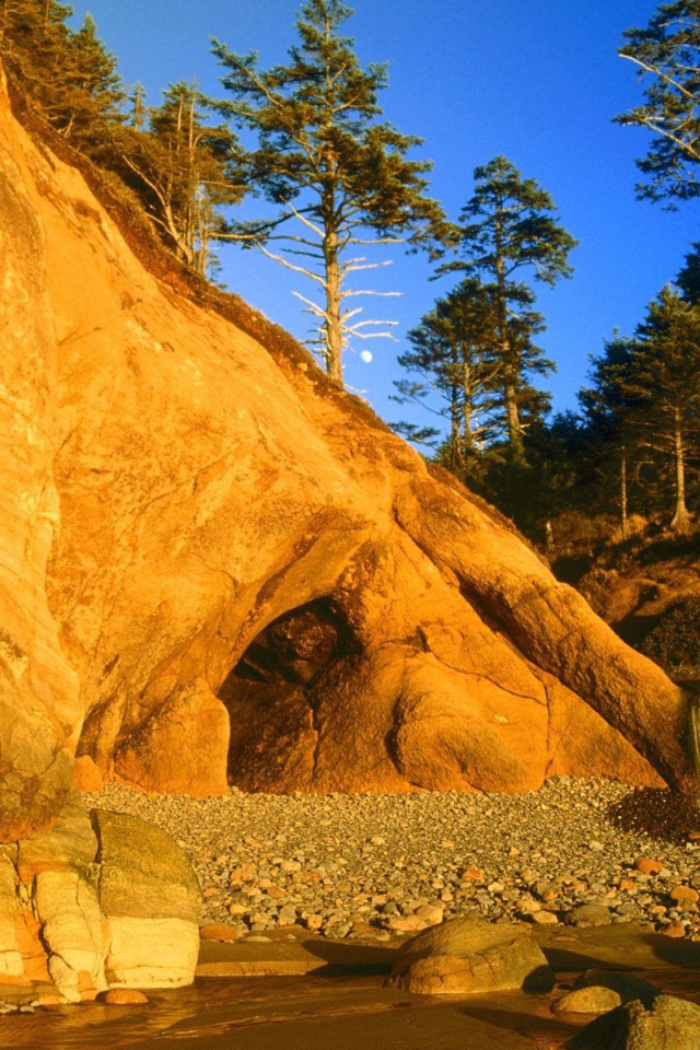 Скала с пещерой