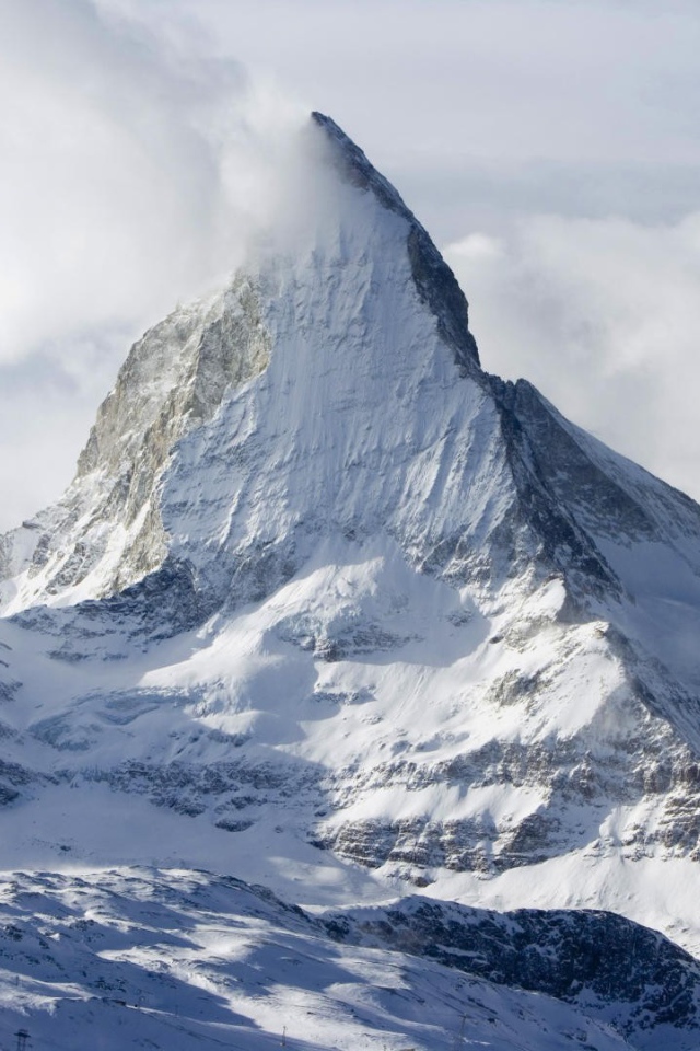 Заснеженная вершина в облаках