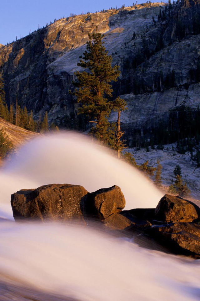 Снежная лавина в горах