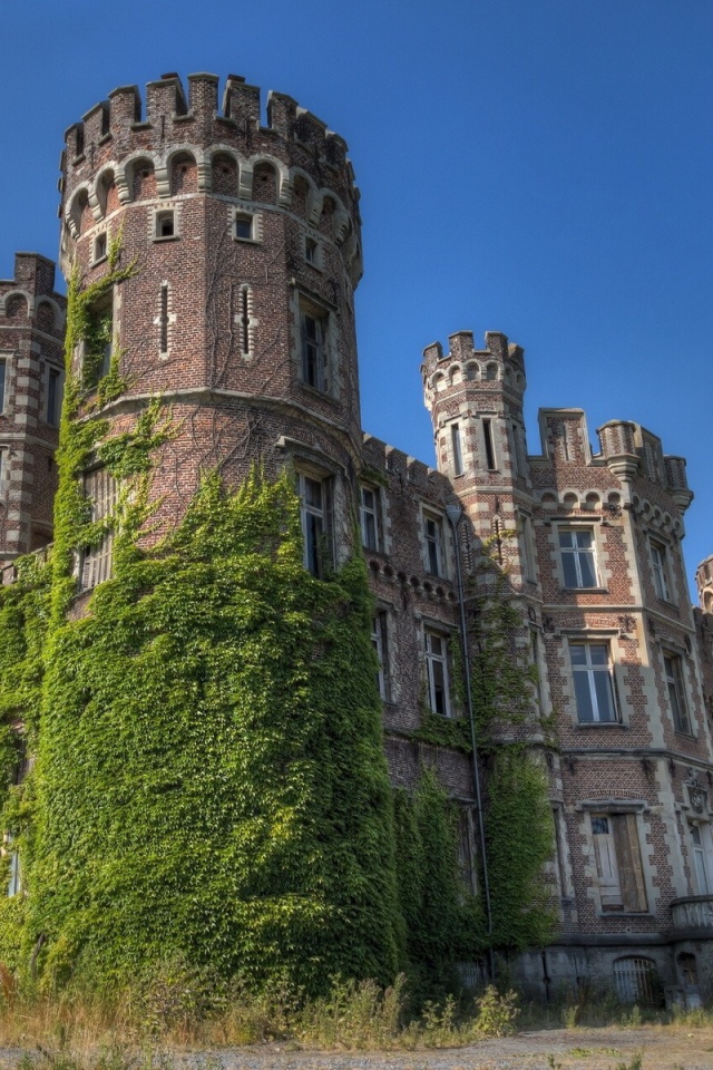 Старинная крепость заросла травой