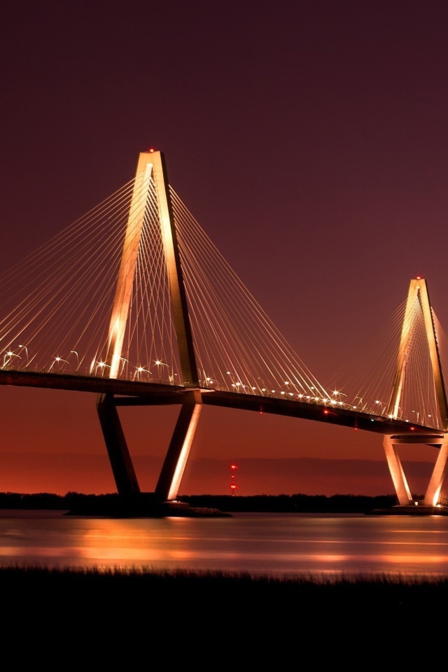 Мост освещенный ночью