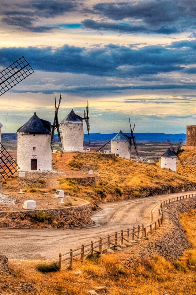 Ветряные мельницы около дороги