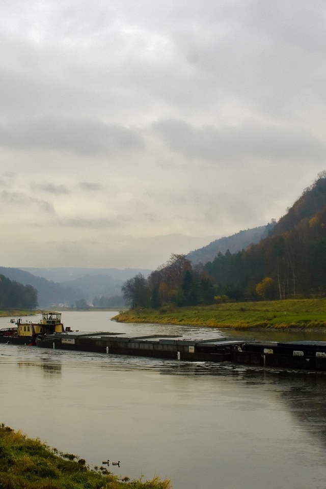 Баржа на реке