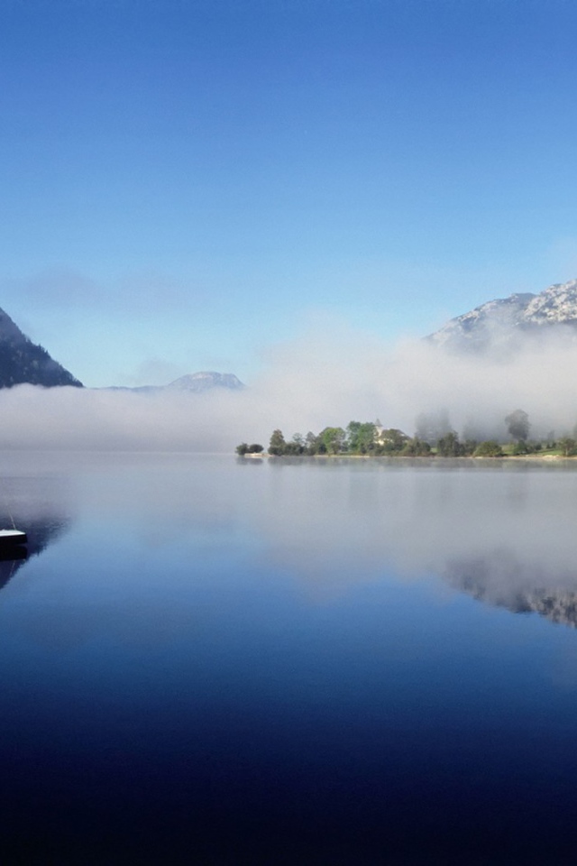 Голубое озеро с лодкой