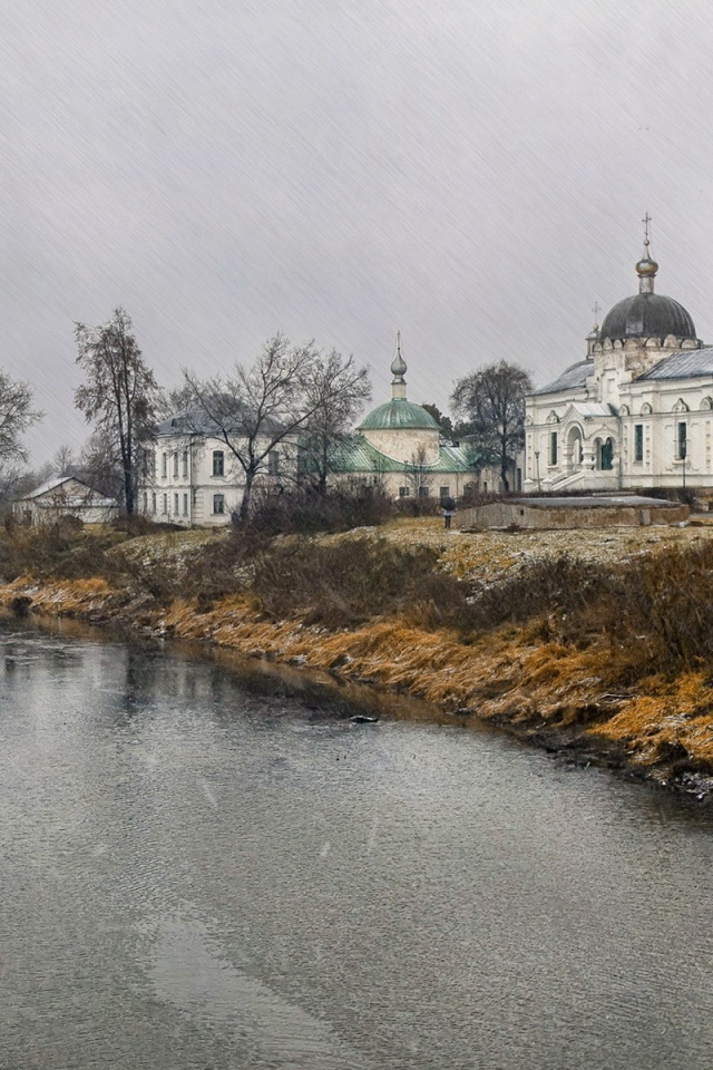 Церковь на берегу реки