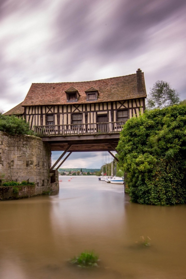 Дом над водой