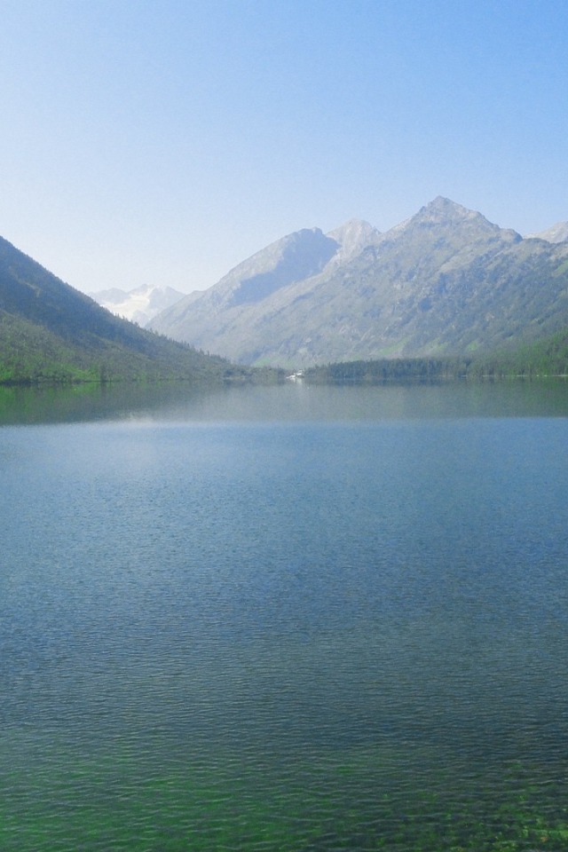 Горный пейзаж с озером и лесом