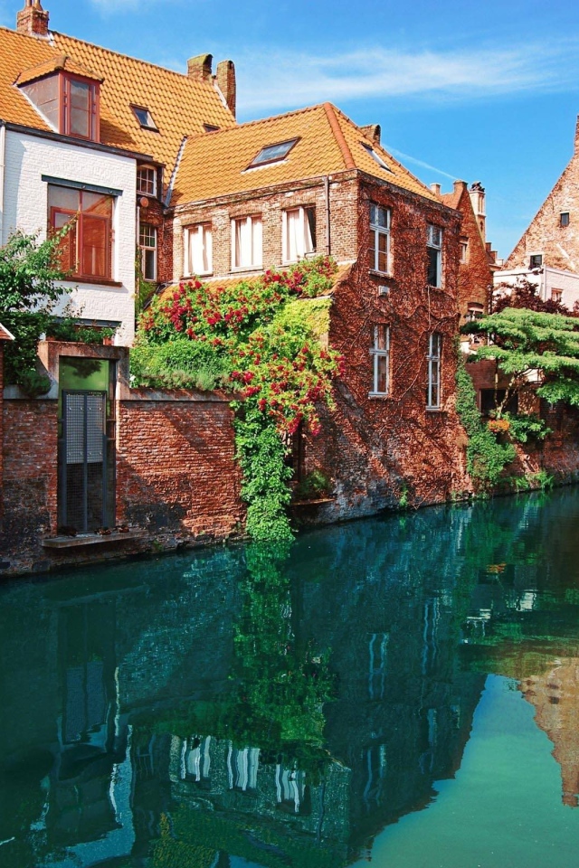 Каменный Дом у реки