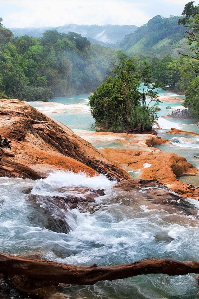 Бурлящий поток горной реки